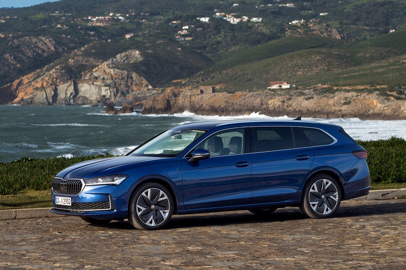 اشکودا سوپرب پلاگین هیبریدی